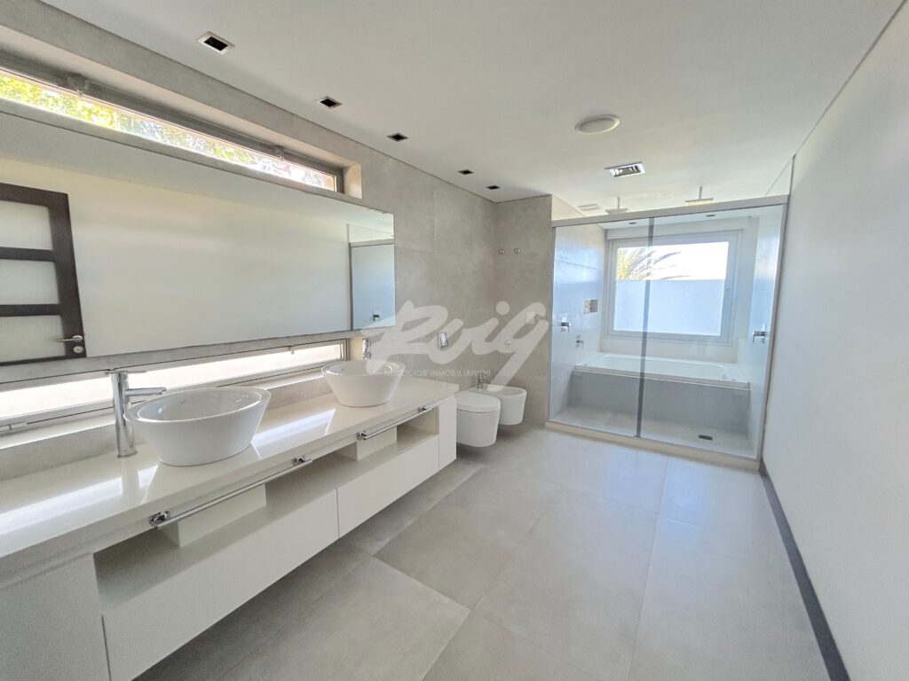 xr:d:DAFUqqix3qg:375,j:5963177461189754293,t:23120714