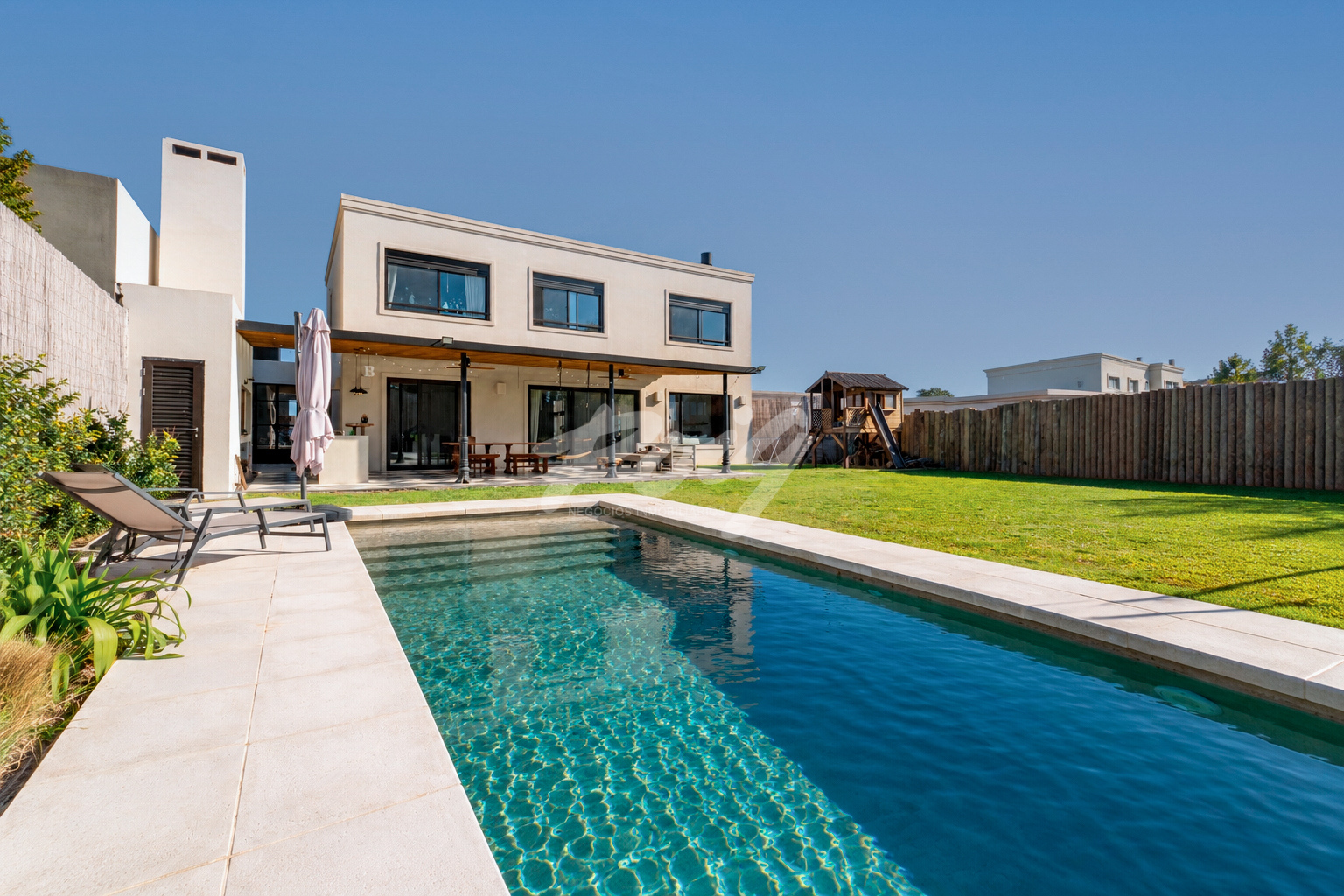 Moderna casa de 3 dormitorios con piscina en Los Olivos - Inmobiliaria ROIG
